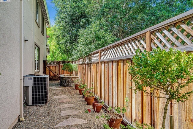 Building Photo - 260 Abigail Cir