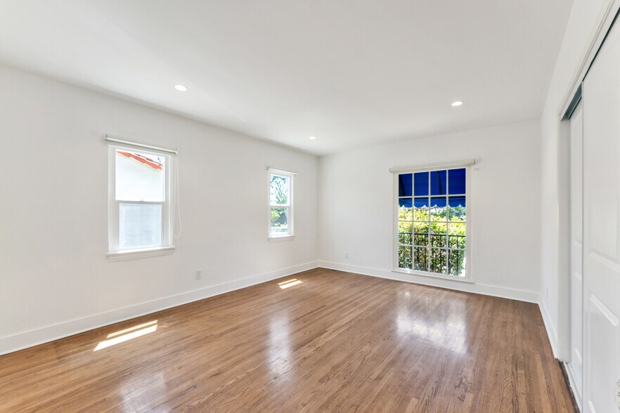 Building Photo - 1039 W Roses Rd