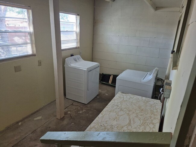Building Photo - Cute 3 Bedroom 1 Bathroom