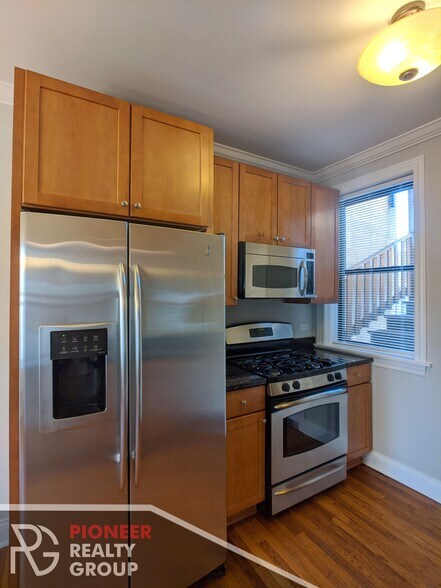 Building Photo - 736 W Addison St