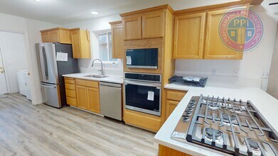 Building Photo - LAKE OSWEGO - FIRST ADDITION  / SINGLE LEVEL, NEWLY UPDATED, BASEMENT & GARAGE