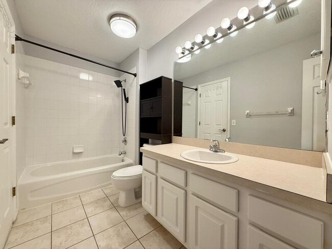 Building Photo - 13706 Forest Lake Dr