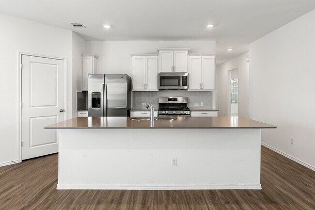 Building Photo - Cozy Kyle Home Awaits You