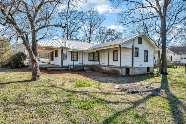 Building Photo - Spacious 4-Bedroom Beauty in Sylacauga – Huge Deck, Carport & Tons of Charm!