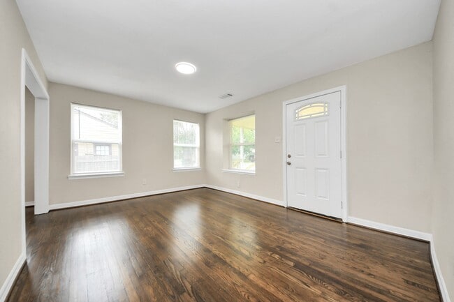 Building Photo - 608 Thomas Ave