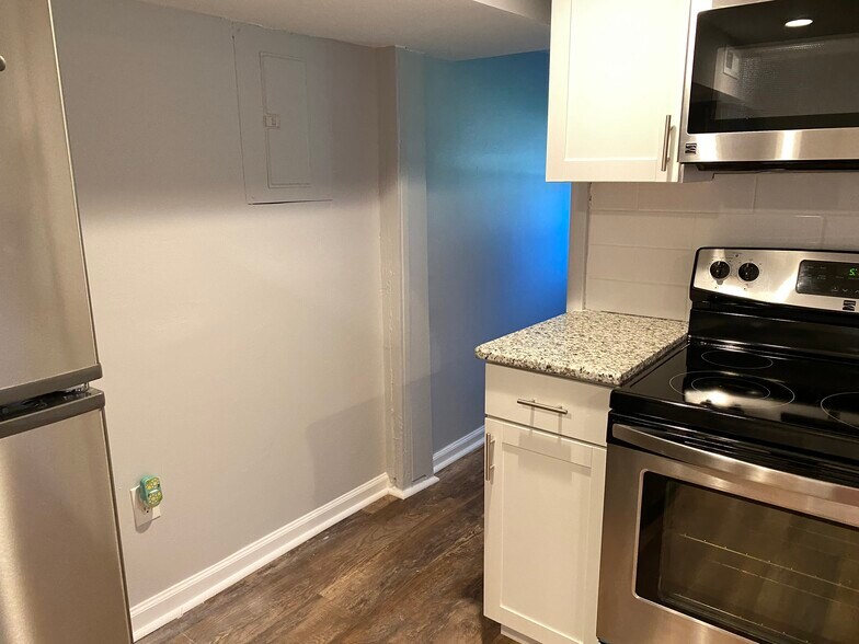 Building Photo - 565 pennington ave