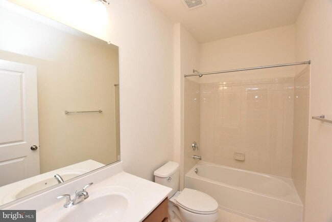 Building Photo - 42452 Dogwood Glen Square