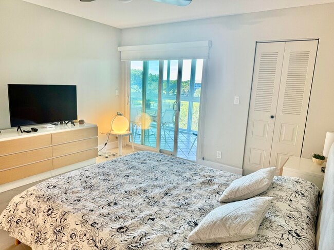 Building Photo - 1904 Bermuda Cir