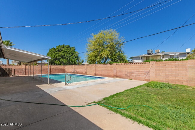 Building Photo - 1102 E Alameda Dr