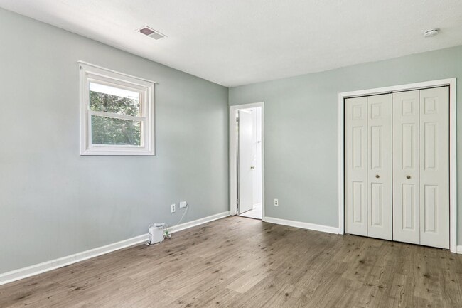 Building Photo - Move In Ready