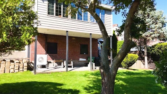 Building Photo - 654 Main St