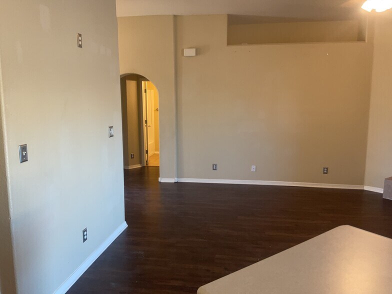 Building Photo - 625 Valley Meadows Dr NE