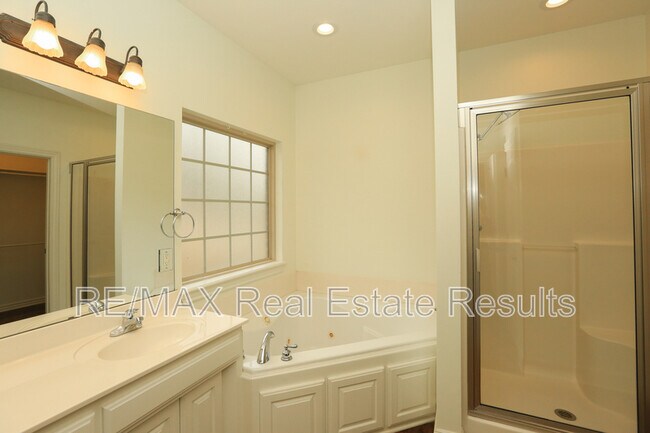 Building Photo - 303 NW Palomino St