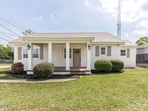 Building Photo - Rogers Ave