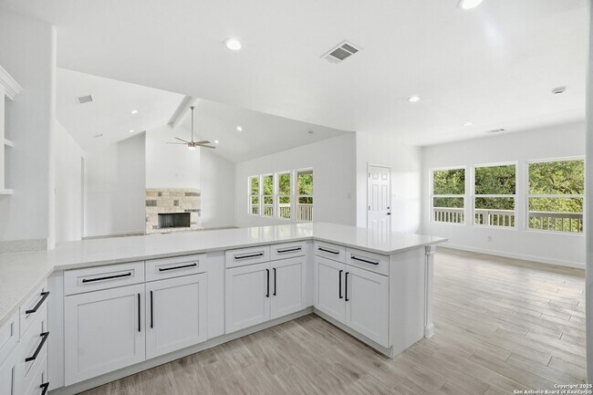 Building Photo - 207 Deer Oaks Dr
