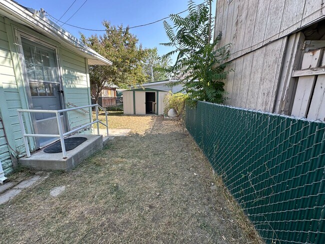 Building Photo - Cozy Price Rental