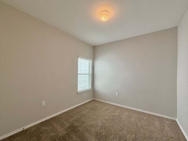 Building Photo - Northeast Crossing Neighborhood. Close to ...