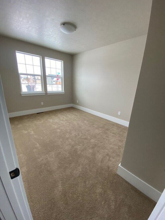 Building Photo - Beautiful 3-Bed, 2-Bath Home in The Arbors Subdivision