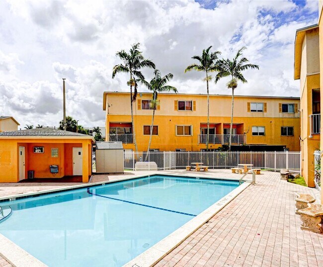 Building Photo - 6235 SW Kendale Lakes Cir