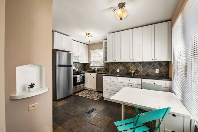 Building Photo - Updated 3-Bedroom, 2-Bath Home in the Heart of Englewood - Available Now!