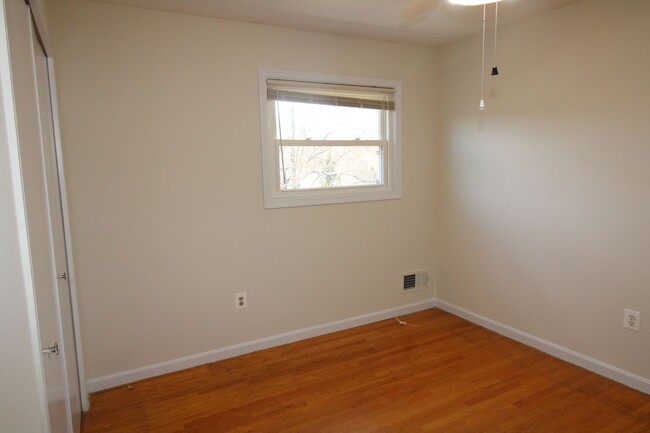 Building Photo - Beautiful 4BR 2 full 2 half bath corner lo...