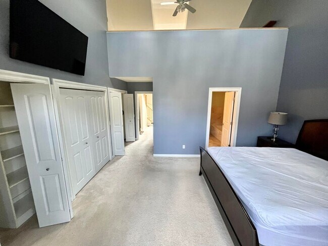 Building Photo - 3-bedroom, 2.5 bathroom partially furnished home in Saint Joseph