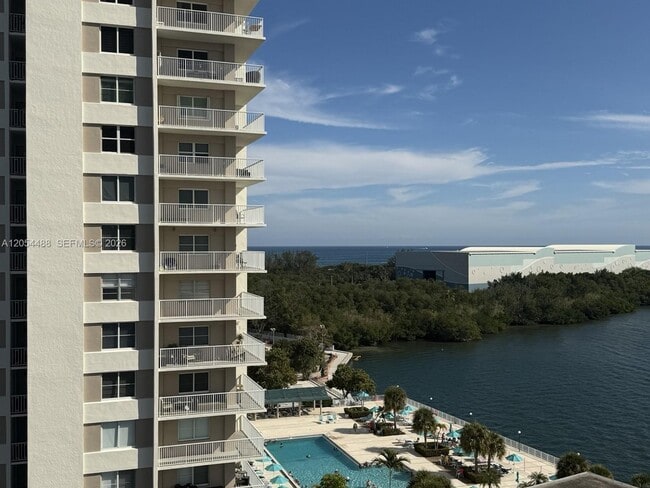 Building Photo - 500 Bayview Dr