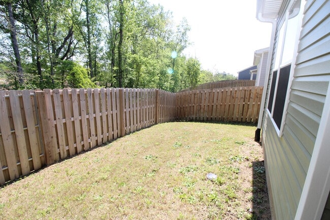 Building Photo - 833 Erika Ln