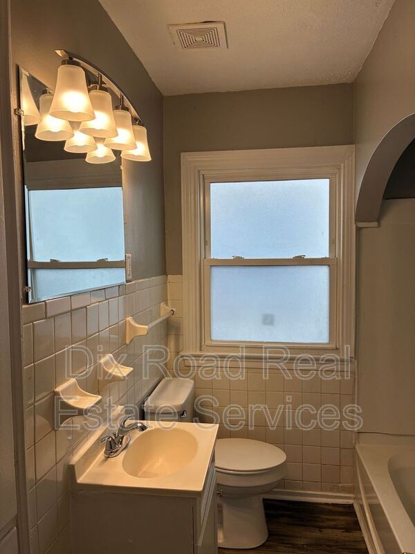 Building Photo - 112 Iroquois Ave