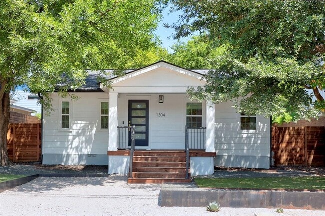 Building Photo - 1304 E 3rd St