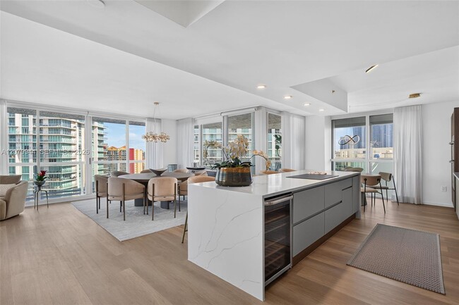 Building Photo - 16500 Collins Ave