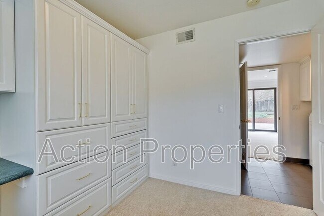 Building Photo - 2685 Yorkton Dr