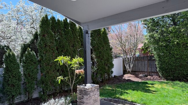 Building Photo - Spacious Single Family Home