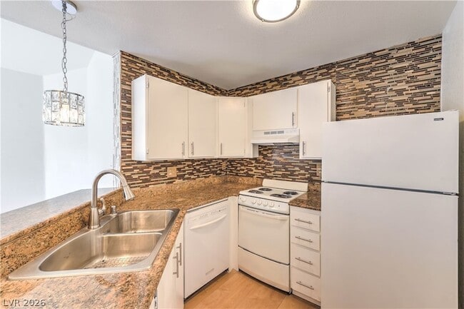 Building Photo - 460 Elm Dr