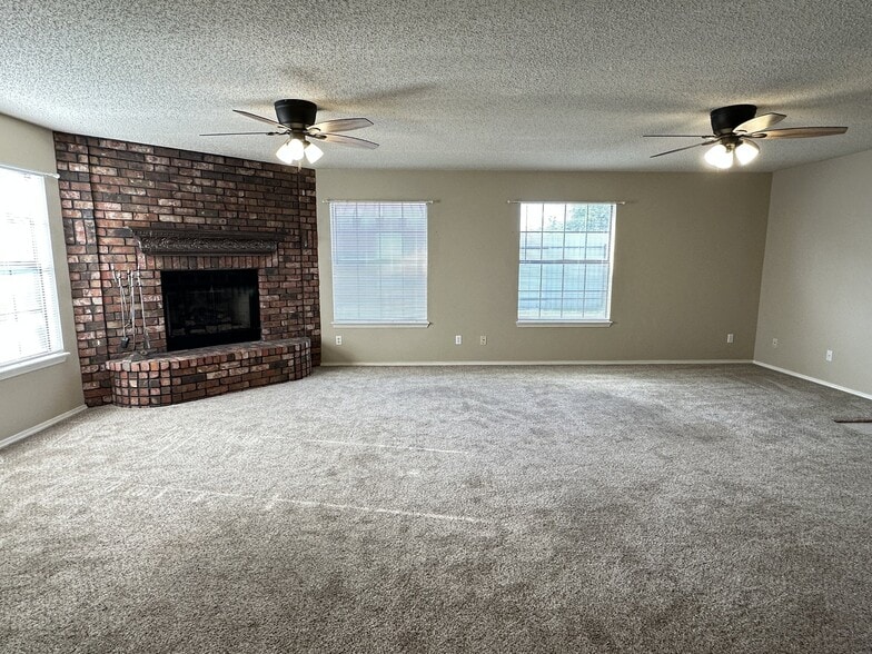 Building Photo - 2631 Sunset Dr