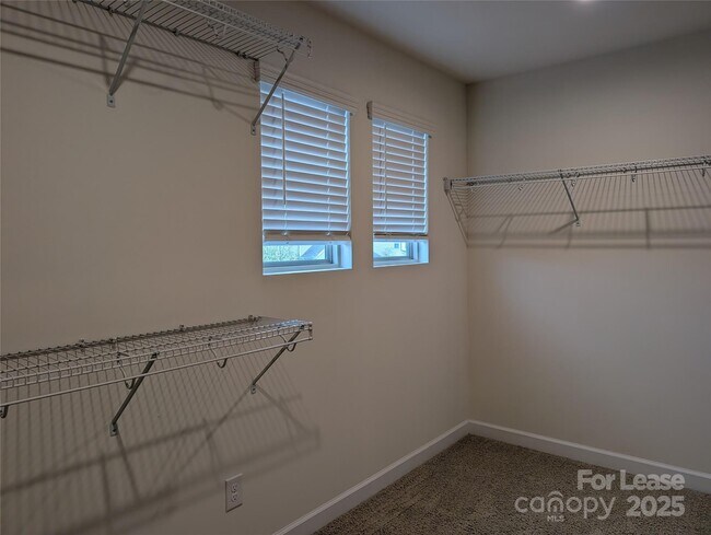 Building Photo - 5906 Fenway Dr