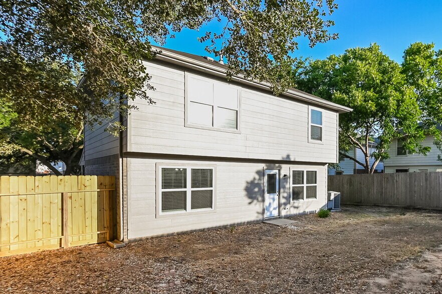 Building Photo - 19503 Rocky Bank Dr