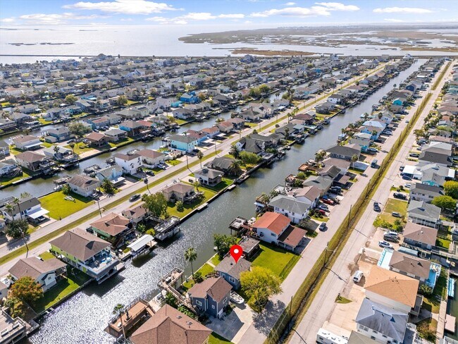 Building Photo - 370 Ling St