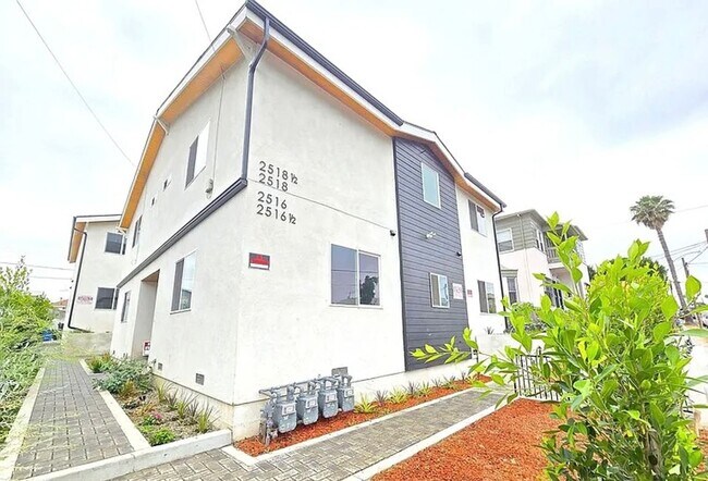 Building Photo - 4BED/3BATH IN BOYLE HEIGHTS!