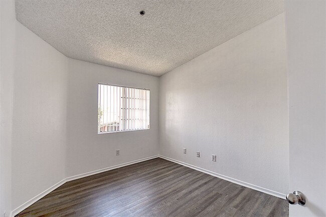 Building Photo - Well-Kept 2 Bedroom Condo with Amazing Views