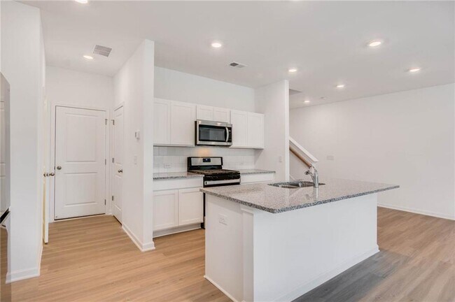 Building Photo - 5820 Flint Ln