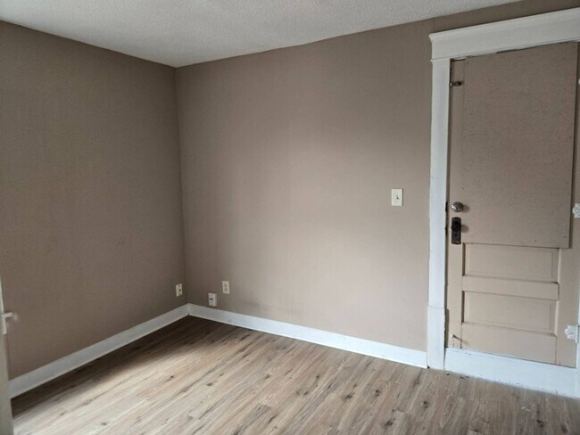 Building Photo - Charming 4-Bedroom Property in Prime Location