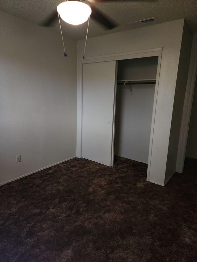 Building Photo - 3 Bedroom, 2 Bathrooms, 2 Car Garage, Den/...