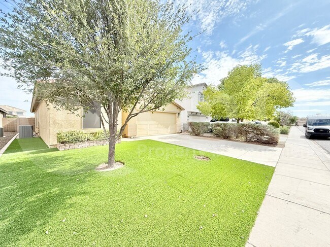 Building Photo - 1032 E Daniella Dr