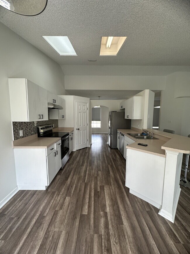 Building Photo - 3-Bedroom Home in Quiet Palm Bay