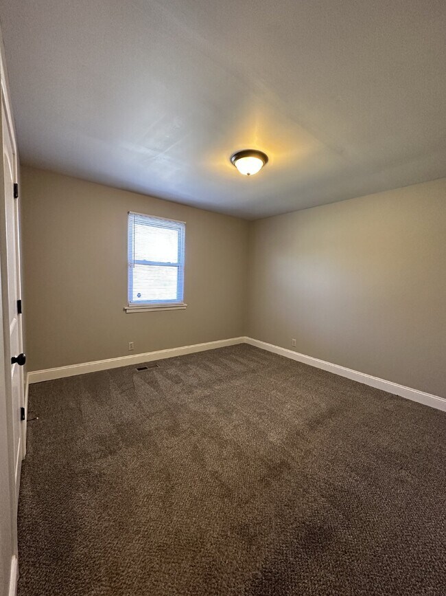 Building Photo - 335 Woodale Dr