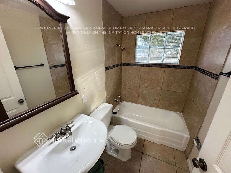 Building Photo - 3725 E Sheridan St