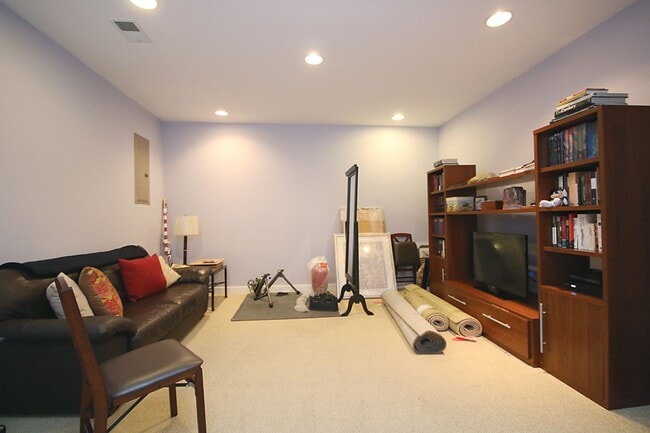 Building Photo - Pet-Friendly Pavilions at Pantops Townhome