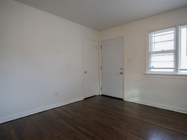 Building Photo - Charming 3BR Brick Ranch