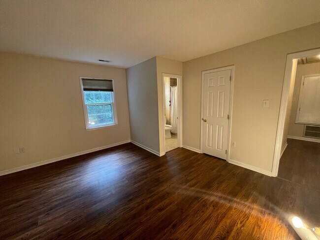 Building Photo - 2304 Oldenburg Dr